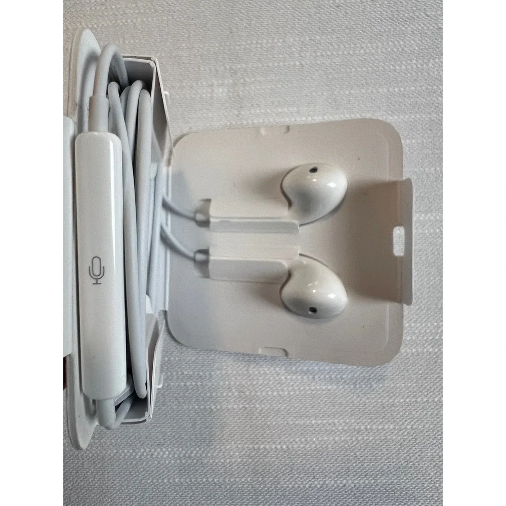 Apple EarPods with Lightning Connector MMTN2AM/A White In-Ear Headphones